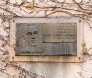 Pamětní deska na rodném domě Vojtěcha Martínka od místního sochaře Bohumila Fialy z roku 1967 (foto JI 2017)