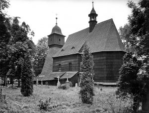 Dřevěný kostel sv. Kateřiny v Hrabové na fotografii z 2. poloviny 20. století