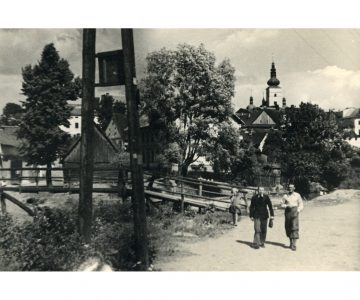 Stará lávka pro pěší přes řeku Ondřejnici v Brušperku asi ve 40. letech 20. století
