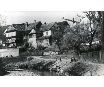Shluk domů nad řekou Ondřejnici v Brušperku (zcela vlevo štít Martínkova rodného domu) asi ve 30. letech 20. století