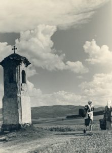 Boží muka Sv. Marek nad městem Brušperk s Palkovskými hůrkami v pozadí