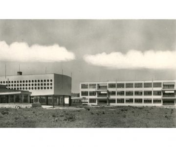 Základní škola Vojtěcha Martínka brzy po výstavbě počátkem 50. let 20. století