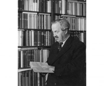 Vojtěch Martínek ve své knihovně roku 1957, foto František Krasl, Místek