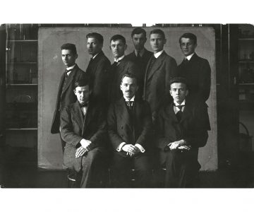 Vojtěch Martínek (sedící uprostřed) v tzv. Válečné septimě roku 1917