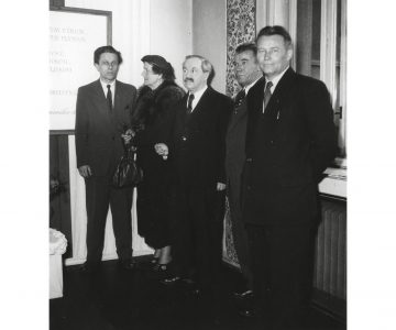 Vojtěch Martínek v ostravské vědecké knihovně při oslavě sedmdesátých narozenin v roce 1957