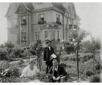 Manželé Martínkovi na zahradě vily Josefa Klegy (bratrance Martínkovy ženy Otilie) v Hrabůvce, kde bydleli v letech 1922–1929