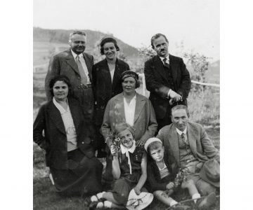 Během rodinného výletu na Hukvaldy asi roku 1930, v popředí čtyřletý Miroslav Klega, později známý hudební skladatel, jehož poručníkem se po smrti otce Ludvíka Klegy (sedící vpravo) roku 1933 stal právě Vojtěch Martínek, foto J. Spisar