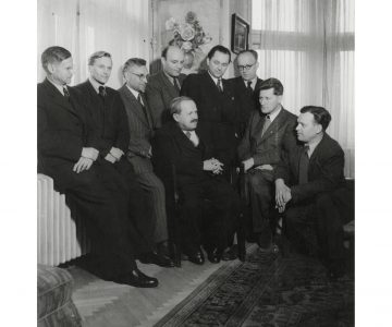 Vojtěch Martínek v obklopení literátů a knihovníků při příležitosti svých šedesátin v roce 1947