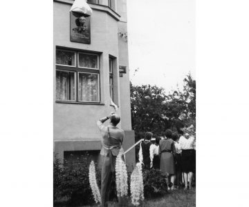 Odhalení pamětní desky s bustou Vojtěcha Martínka od Jaroslavy Lukešové na vile manželů Martínkových v Hrabůvce 20. června 1965, foto Josef Solnický